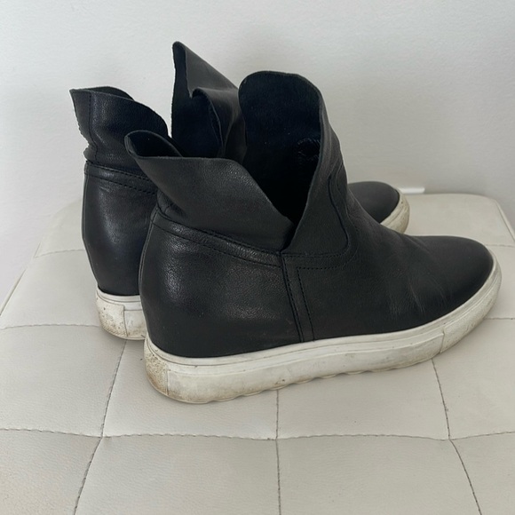 J Slides NYC Womens Size 7.5 Black Leather Hidden Wedge Sneakers - Picture 3 of 6